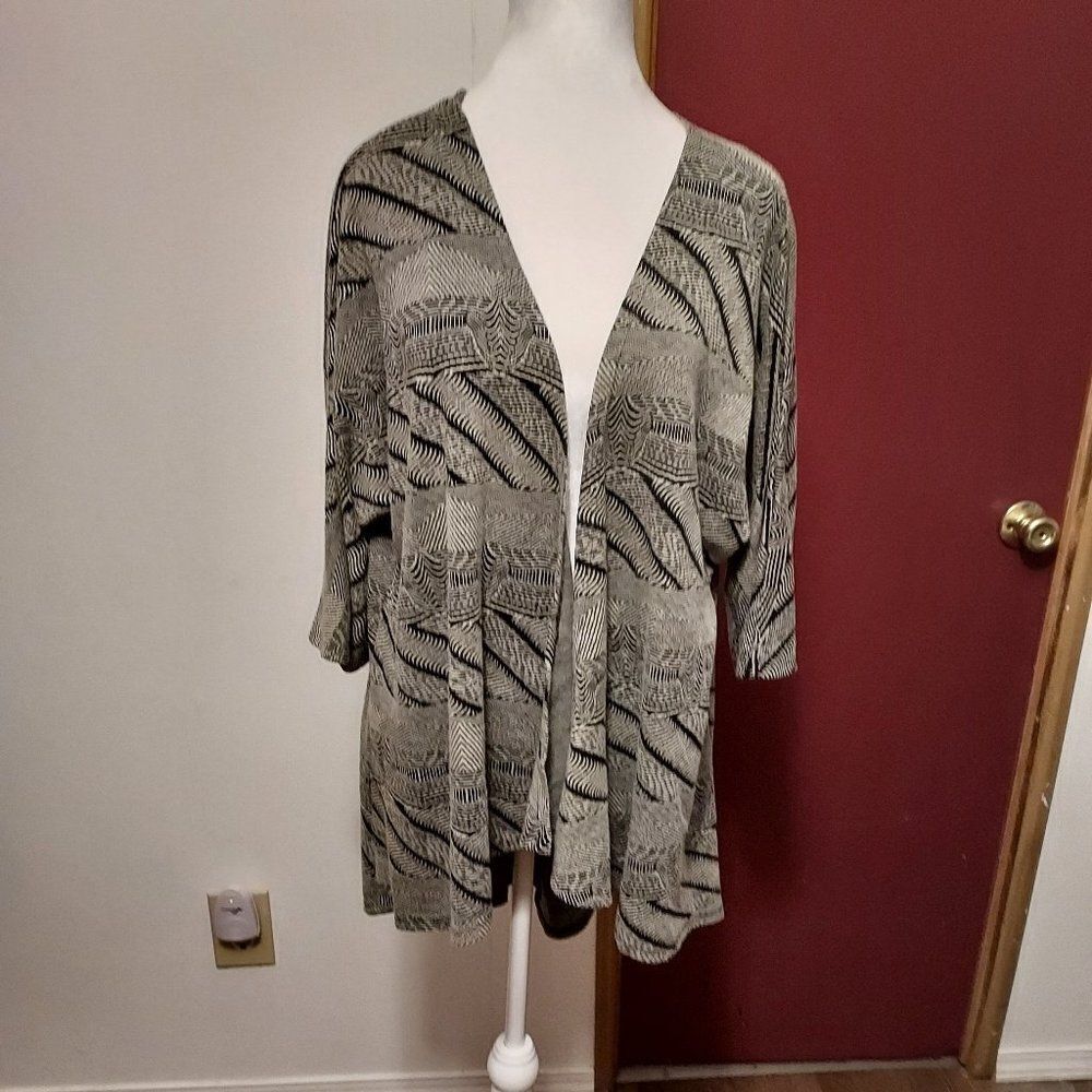 LuLaRoe  S VGC  pit to pit 22 inch length  26 inch